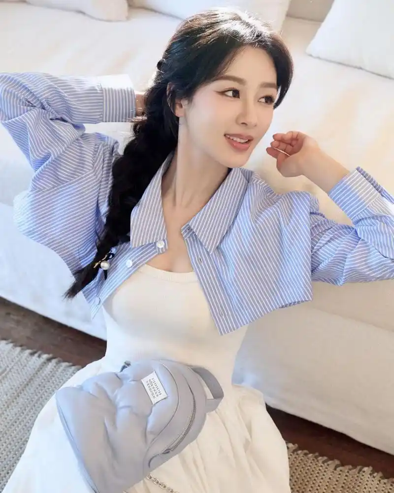 杨紫最新照片. 她身着白色束腰长裙清新脱俗. 周末心情大好,随性自然.