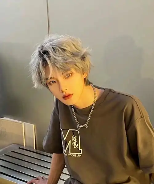 男生发色奶茶灰夏天冬天都适合的颜色奶茶灰介于白和棕色之间不会很突