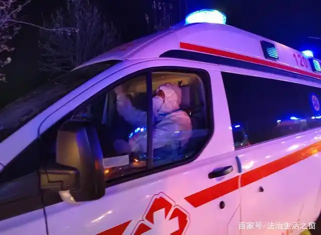 记援鹿泉转运的河北深泽救护车队