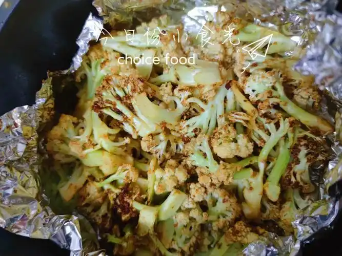 花菜到里面拌上烧烤料用锡纸包住放入空气炸锅200度15分钟这样做出来