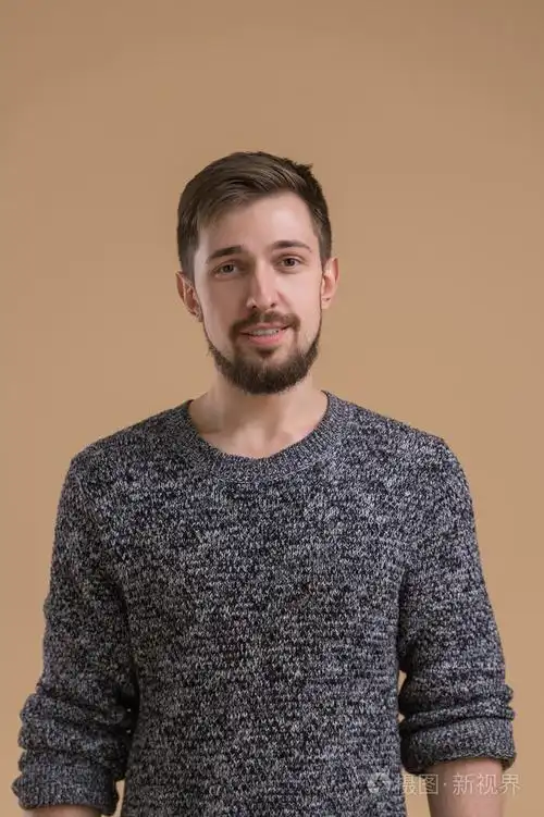 摄图新视界 照片 人物 微笑的男人肖像.jpg