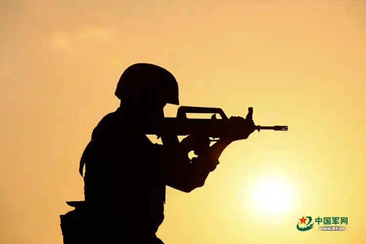 南疆光影丨夕阳西下时的天边风景线