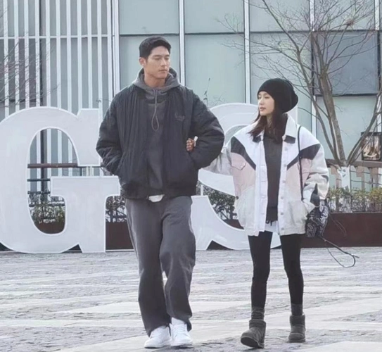 和吴永恩出游被偶遇后王子文晒照卖萌借背景乐与男方秀恩爱