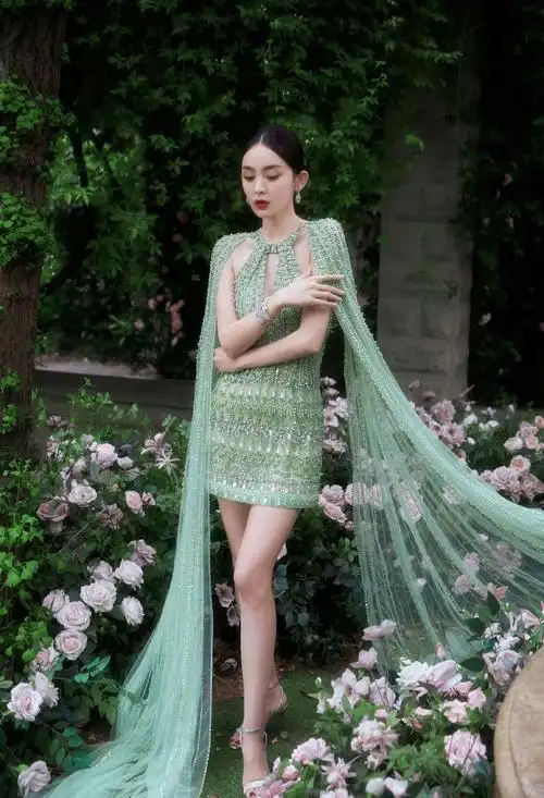 演艺圈中新疆籍的女明星都风姿卓越,古力娜扎凭借其独特的气质和魅力