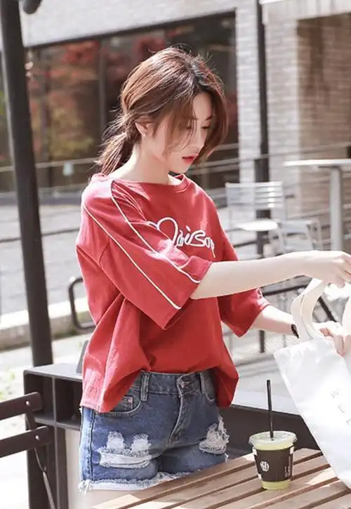 把红色文字的t恤塞进牛仔裤,做了很高的腰线,很美, 脚上搭配白色厚底