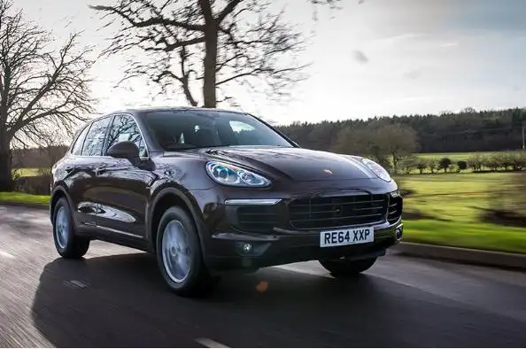 汽车:保时捷卡宴,提供时尚的外观,是一款宽敞的且适合越野的车