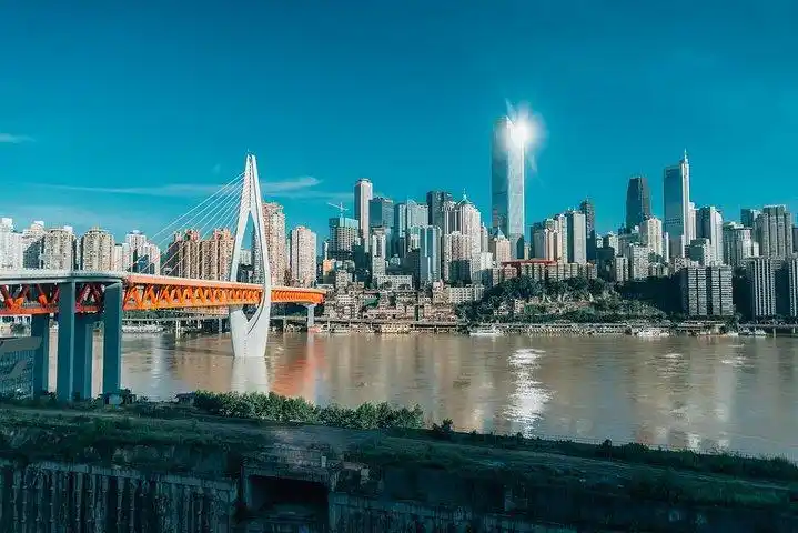 嘉陵江倒映着重庆灯光璀璨的夜景非常好看晚上的重庆城市风光在大桥上