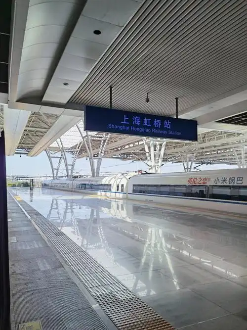 国庆假期期间的上海虹桥站03站内及站台
