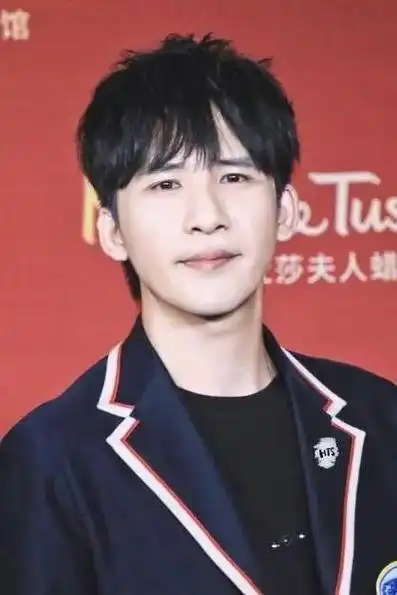 大张伟近照变化惊人,每日一餐腿瘦如竿,与妻子刘迎一同变瘦