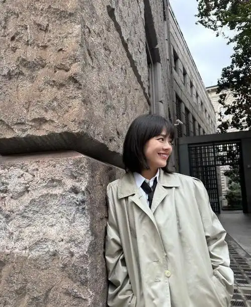 36岁马思纯近照曝光,扎双麻花辫穿超短裙,瘦身成功后越来越少女