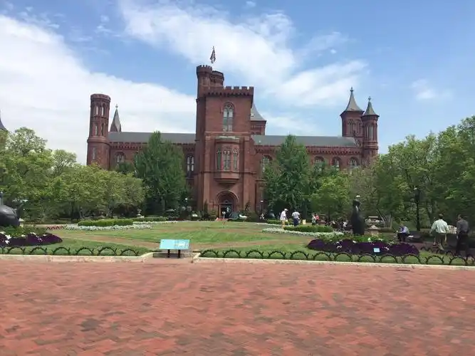 2019史密森尼学会游玩攻略,建筑很漂亮,远处看像城堡一.