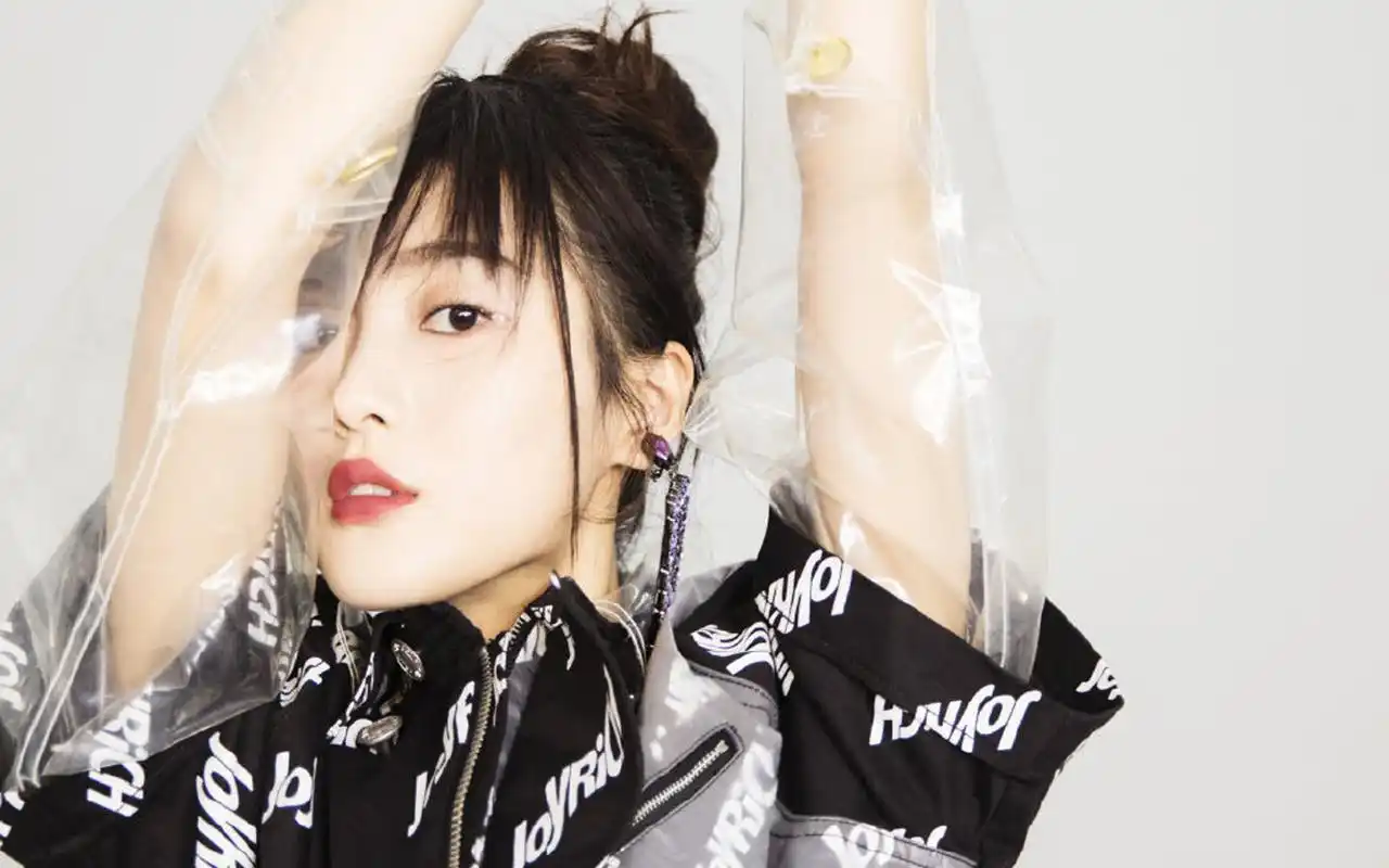 上一张 下一张 简介 王梓薇时尚摩登写真图片桌