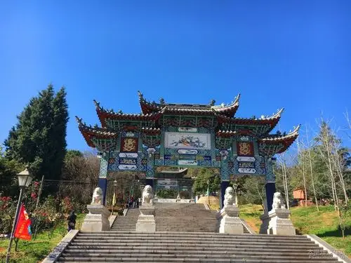 游楚雄西山西灵宫赏绿梅