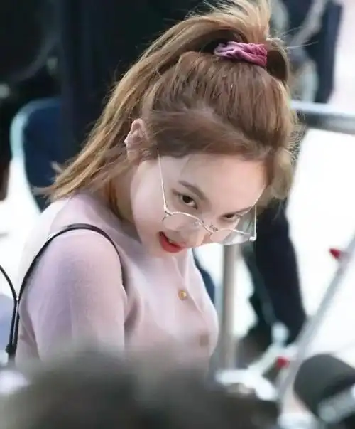 时灵时不灵的胎毛刘海,成功的时候挺显发量,失败了像植发尴尬期!