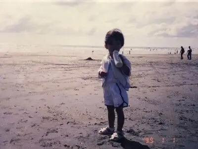 blackpink rosé 朴彩英 儿时 小时候吸奶瓶太可爱