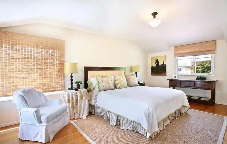 卧室里的床是南北放好也是东蚊卧室床位摆放最佳方位风水位置设计图