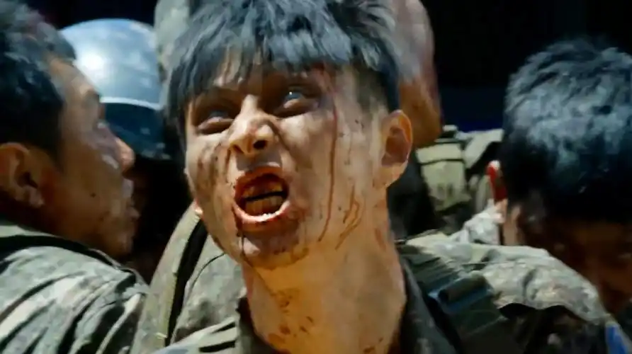 《釜山行》人们来到大田站,找士兵求救,但士兵们也都变成了丧尸