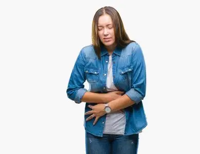 美女,由于消化不良,痛苦的疾病,感觉不舒服,过了孤立的背景,手在胃里