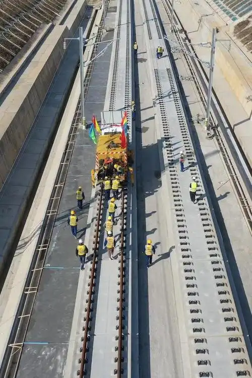 1号牵引车在前面进行牵引,2号车在后面进行推送,一对500米长的无缝