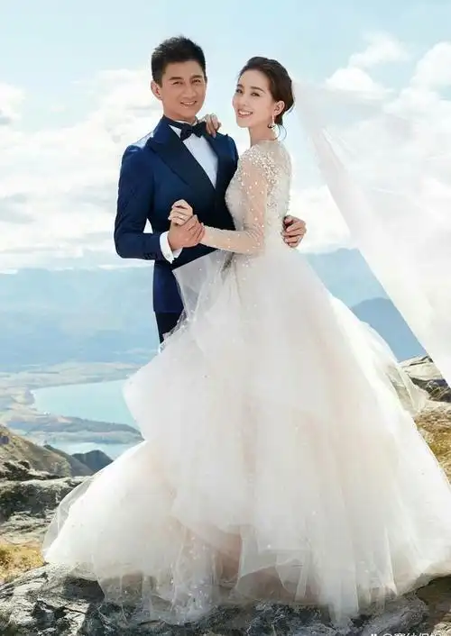 53岁吴奇隆带儿子逛商场,5岁步步帅呆可爱,刘诗诗老爹难得露面