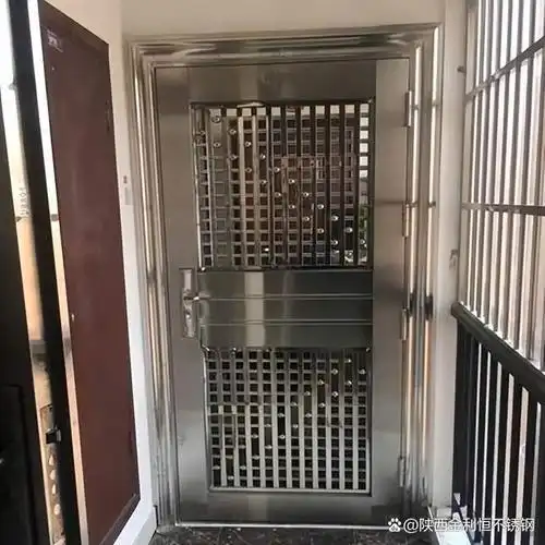 不锈钢门来说,可因其款式,参数配置,原材料,厚度,生产工艺的不同在