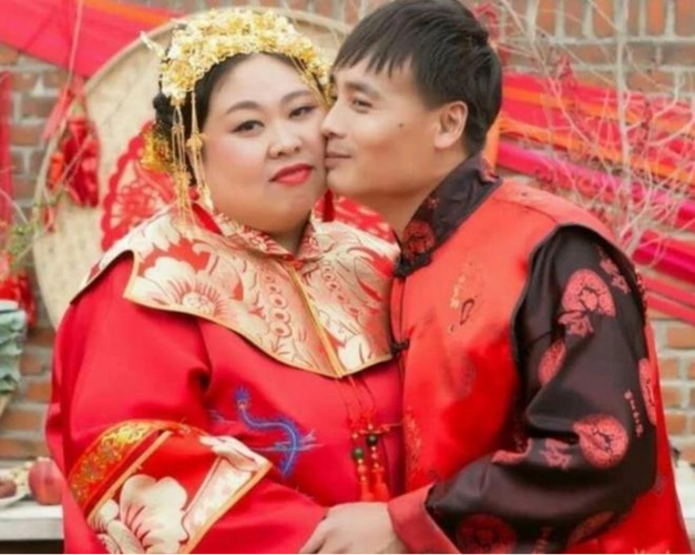 他甚至做出了一个大胆的决定:偷出户口本,与王威去领结婚证.