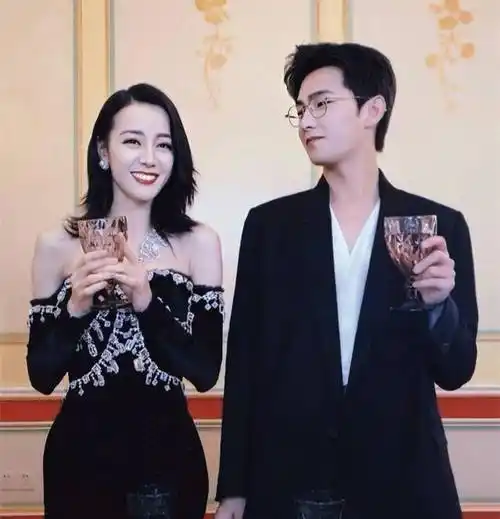 杨洋与迪丽热巴的节目互动,甜度超高,两人发言像极了婚礼致谢词_网友