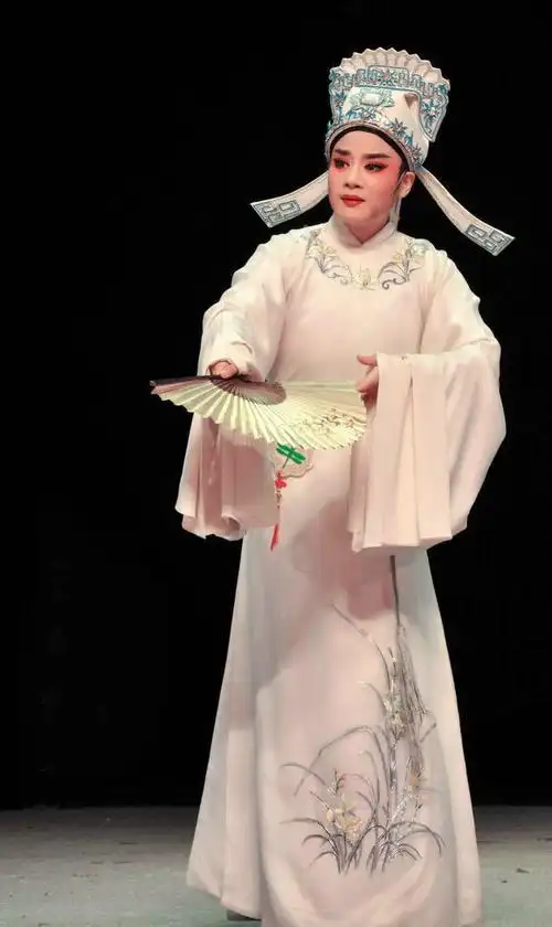 王一敏,原 a target="_blank" href="/item/福建省芳华越剧团/9913630