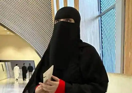 面纱徐落:女性视角的沙特纪行_蒙面_长袍_导游