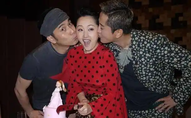 54岁毛宁颜值变化大,脸部皱纹增多表情僵硬,对比杨钰莹差距明显_皮肤