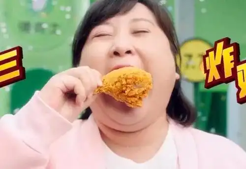 贾玲拍宣传片胖到认不出别的小姑娘假吃而她啃鸡腿太真实