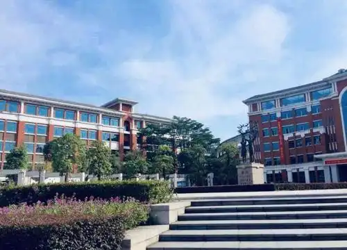 塘厦初级中学每每谈论起你我总嘴角含笑