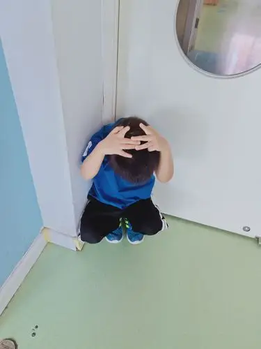 可以躲到墙角里,也是三角区,记住一定要抱头