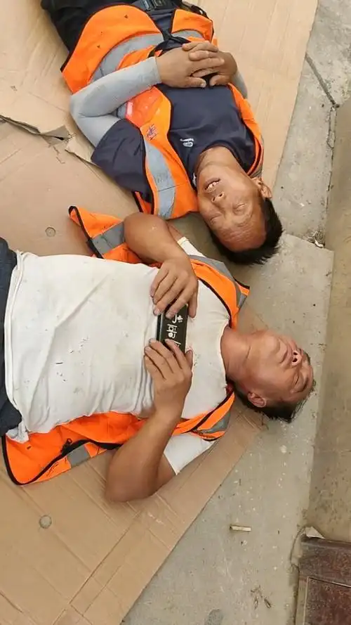 农民工中午休息,就在工地拿纸壳子垫地上睡,真是生活不易