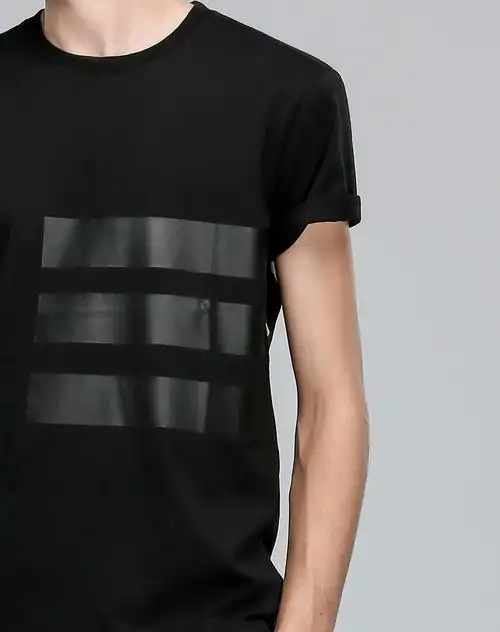 黑色胶印三条短袖t恤