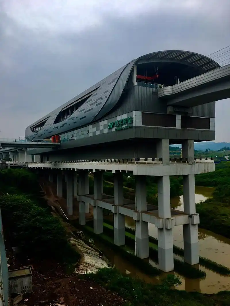 李子坝轻轨站之后刘家坪轻轨站 一座高架侧式水上轻轨站 牛不?