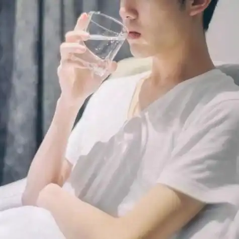 喝水头像男生
