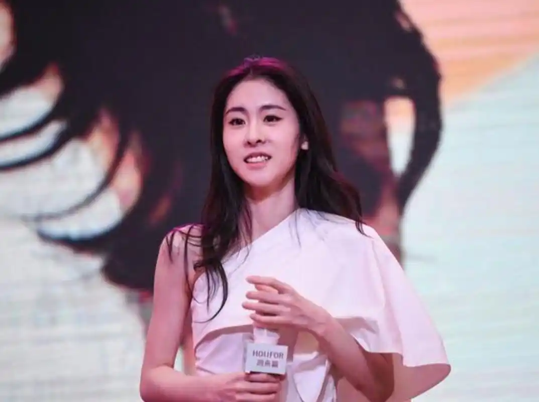 张碧晨悄现张艺兴演唱会:暗藏浪漫火花?