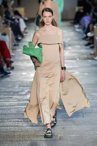 2021春夏最时尚的米色连衣裙_hermes