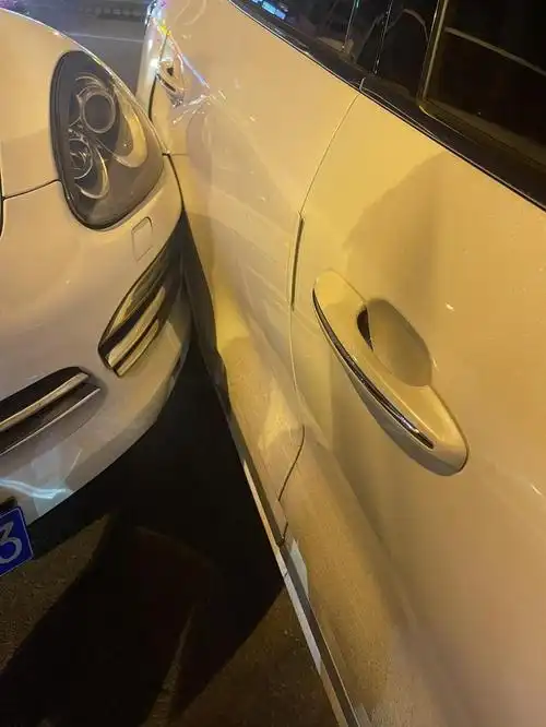 1的城市拥堵的厉害,和保时捷卡宴的碰撞中,完胜,小刮擦,修车两百,对方