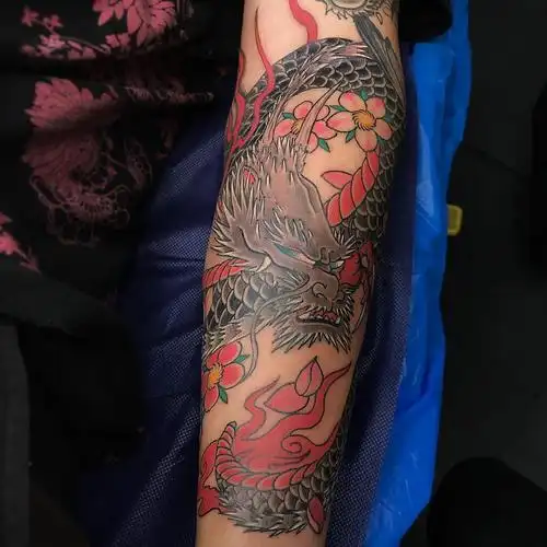 做仪器行业的乜先生小臂传统龙纹身图案