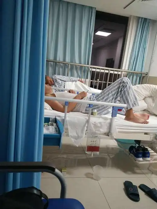 写于陪爸爸住院的病房里.