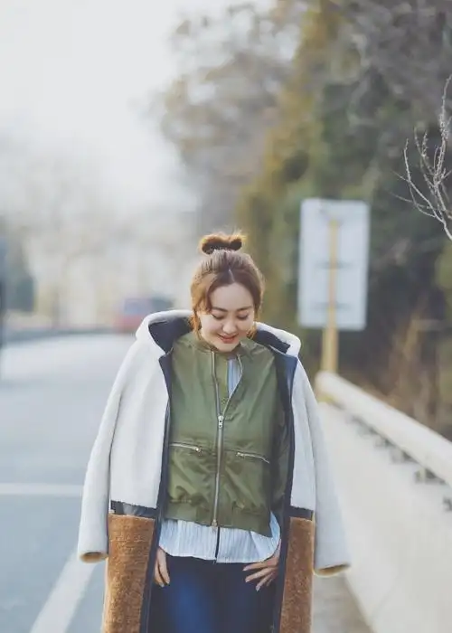 马程程最新街拍 娇羞甜美似水柔情