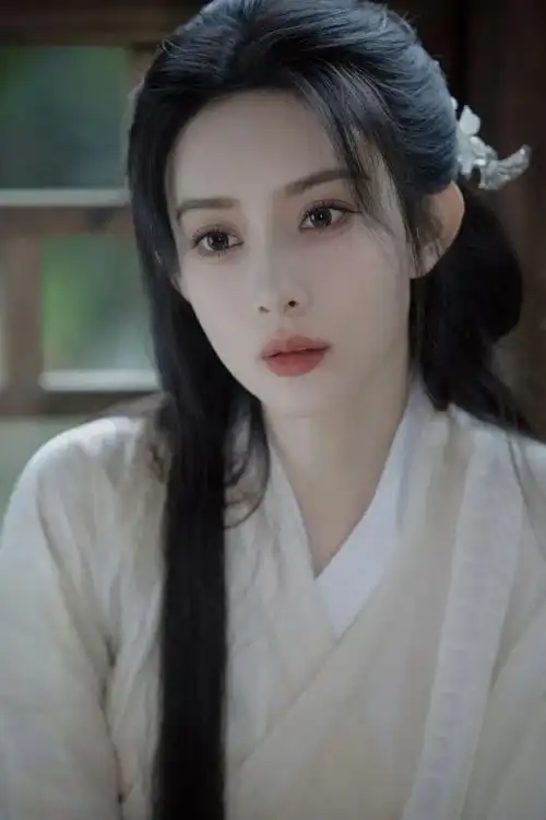 孟子义元宵节惊艳亮相,清冷白花妆配古装,仙气十足引热议!