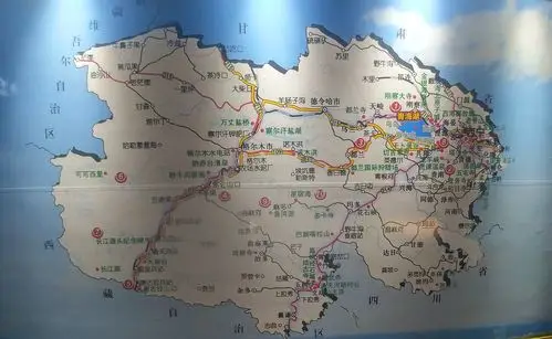 这是玉昆仑购物中心大厅的青海省旅游图