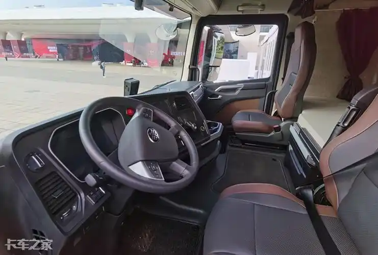 解放j7出载货车了!国六8×4驱动,460马力配amt带液缓_腾讯新闻