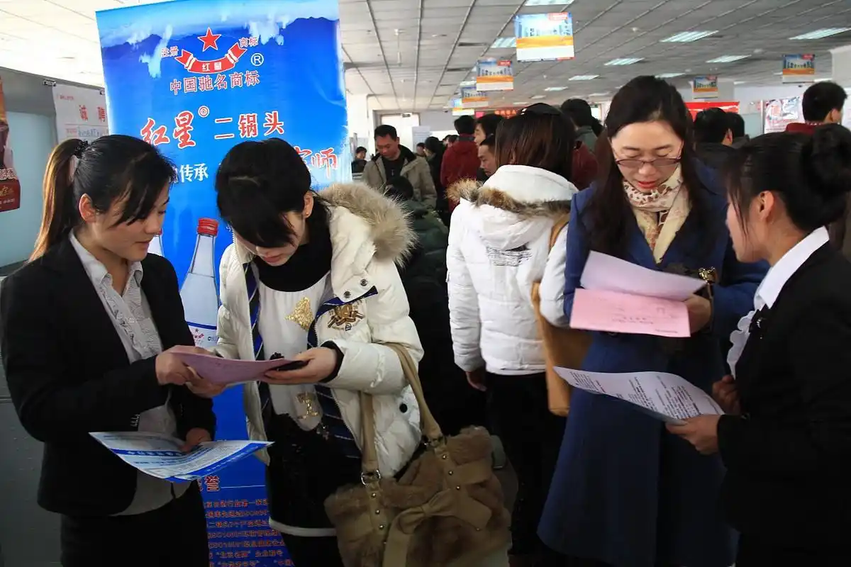 在我们新乡市的万达广场内,最近商场方举办了一个工作招频会,有招行业