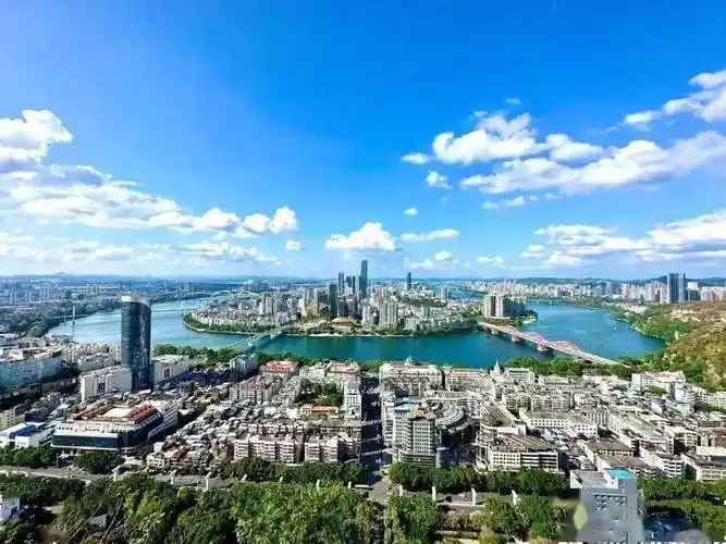 柳州全景图.南国今报实习记者何俊涛 摄分领域看,工业投资增长25.