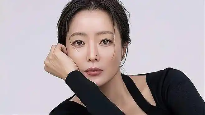 金喜善广告宣传画报公开 出众的脸蛋令人经常忽视到她的完美身材-娱乐