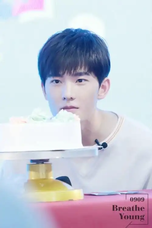 杨洋这个刘海叫什么.